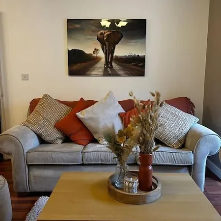 Huge 8 Bedroom Contractor House, Birmingham, Links To M5, M6 & A38 Apartment *