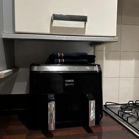 Apartment Huge 8 Bedroom Contractor House, Birmingham, Links To M5, M6 & A38