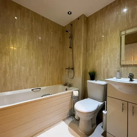 Huge 8 Bedroom Contractor House, Birmingham, Links To M5, M6 & A38 * Birmingham