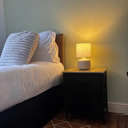 Apartment Huge 8 Bedroom Contractor House, Birmingham, Links To M5, M6 & A38 *