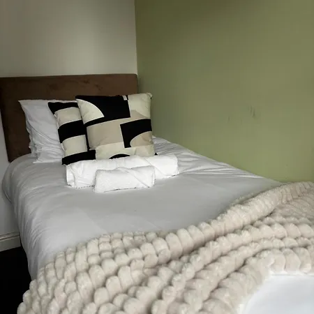 Huge 8 Bedroom Contractor House, Birmingham, Links To M5, M6 & A38 *