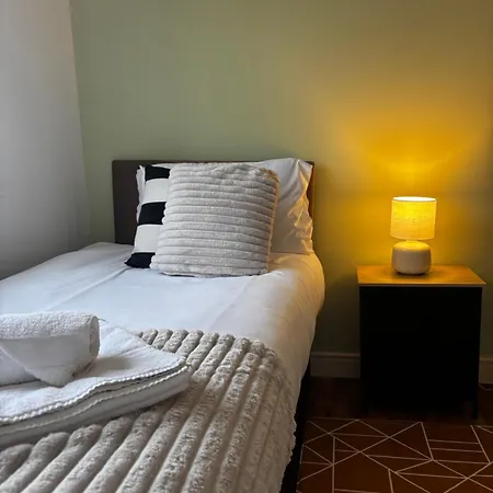 Apartment Huge 8 Bedroom Contractor House, Birmingham, Links To M5, M6 & A38