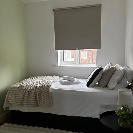 Apartment Huge 8 Bedroom Contractor House, Birmingham, Links To M5, M6 & A38 *