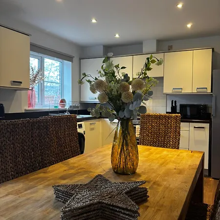 Apartment Huge 8 Bedroom Contractor House, Birmingham, Links To M5, M6 & A38 Birmingham