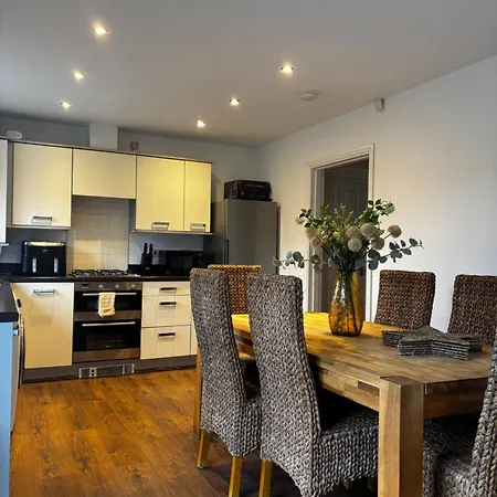 Huge 8 Bedroom Contractor House, Birmingham, Links To M5, M6 & A38 Apartment