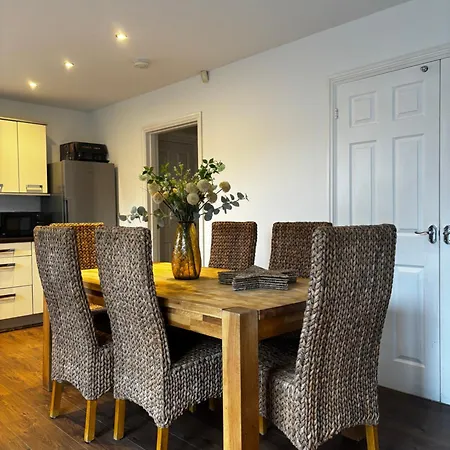 Apartment Huge 8 Bedroom Contractor House, Birmingham, Links To M5, M6 & A38 Birmingham
